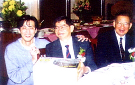 張振國校長頒獎給特希校友