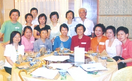 廖校長、何芬玲、劉振維老師與校友合照