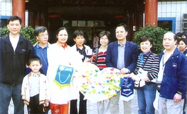 港九文理及扶輪社向兒童福利院致送記念品