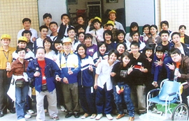 香港學生與內地學生安裝輪椅後大合照